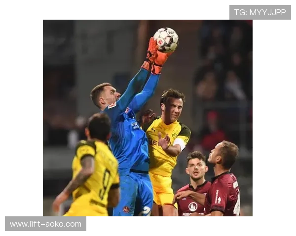 足球球星独特绑带设计解析 展现个性与比赛中的心理博弈